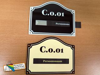 Nostalgische aluminium naamplaat met verwisselbare persoonsnaam.